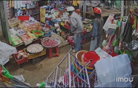 Diễn biến bất ngờ vụ cô gái ngất xỉu sau khi nói chuyện với 2 người lạ