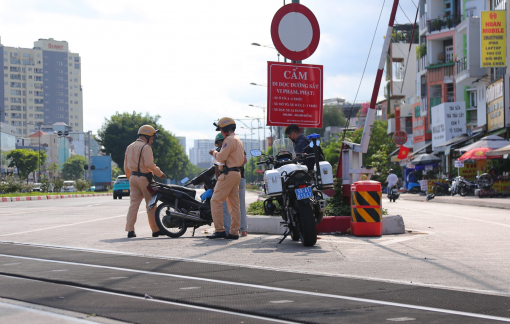 Chỉ 2 ngày, 111 xe máy bị “phạt nguội” vì chạy xe băng qua đường ray Phạm Văn Đồng