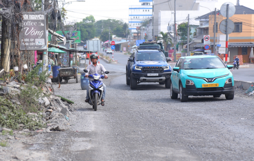 Đường dài 1,7km ở TPHCM làm 10 năm chưa xong, dân khốn khổ với nắng bụi, mưa lầy