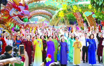 Khoảng 50.000 người đồng diễn áo dài dịp 8/3 tại TPHCM