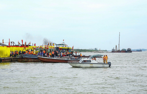 Hàng ngàn người ngồi thuyền rước kiệu Thánh qua sông