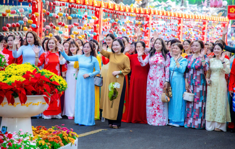 Hơn 300 phụ nữ phường Thủ Dầu Một diễu hành áo dài nhân dịp 8/3