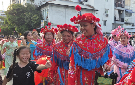 Người dân TPHCM hào hứng xem diễu hành lễ hội Nguyên tiêu