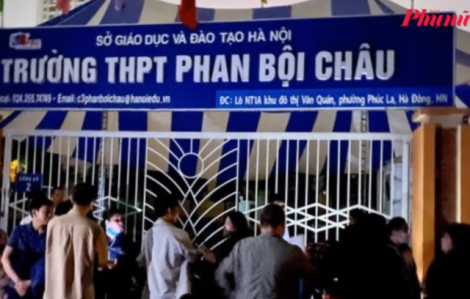 Phụ huynh chầu chực xuyên đêm ở cổng trường để đặt chỗ vào lớp 10 cho con