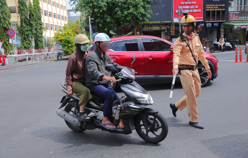 Nhiều người vẫn 'nhắm mắt' vượt đường ngang xe lửa Hoàng Văn Thụ