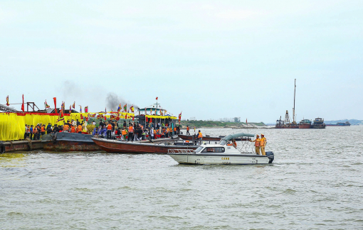 Hàng ngàn người ngồi thuyền rước kiệu Thánh qua sông