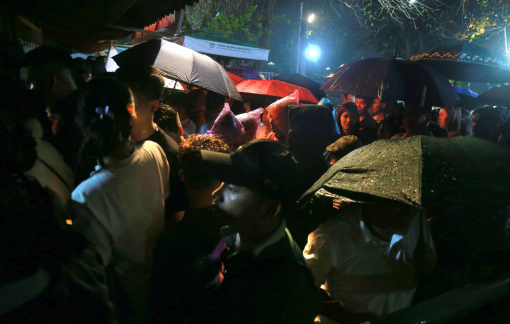 Người dân đội mưa, xếp hàng nhận lộc ấn đền Trần