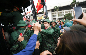 Thanh niên Hà Nội hăng hái lên đường nhập ngũ