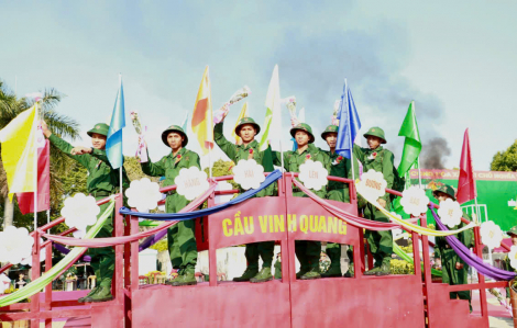 Hàng chục ngàn thanh niên miền Trung nô nức tòng quân