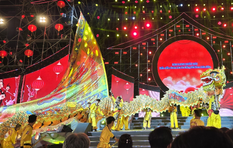Rồng vàng dài nhất Việt Nam tung hoành đêm khai hội Nguyên tiêu 2026