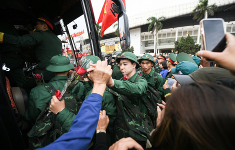 Thanh niên Hà Nội hăng hái lên đường nhập ngũ
