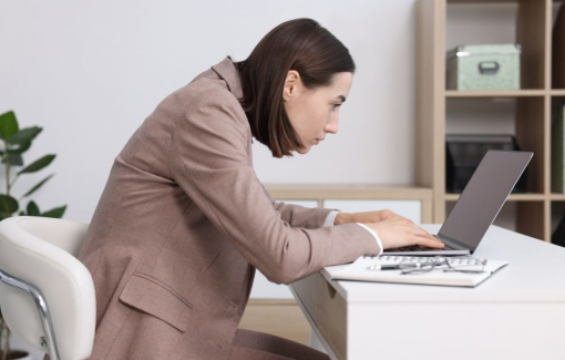 Hội chứng 'cổ rùa' đang lan rộng toàn cầu