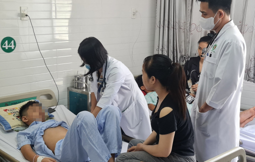 Khi con ốm, cả cha và mẹ đều có thể hưởng chế độ BHXH