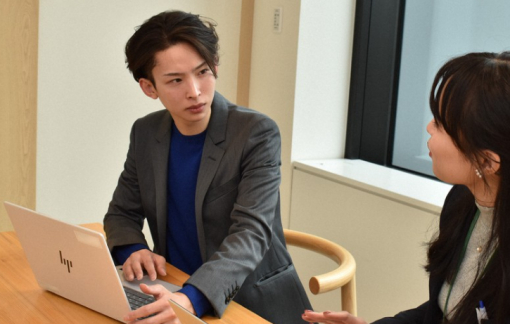 Ngày càng nhiều nam giới Nhật Bản thích trang điểm đi làm