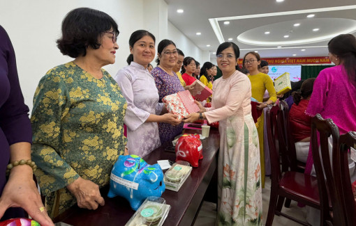 Phụ nữ xã Tân Nhựt phát động mô hình “Nuôi heo đất vì phụ nữ và trẻ em yếu thế”