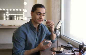 Vợ bốc hỏa vì chồng... thích trang điểm