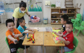 Chuẩn bị bài, đón trả trẻ… đều được tính vào thời gian làm việc cho giáo viên mầm non