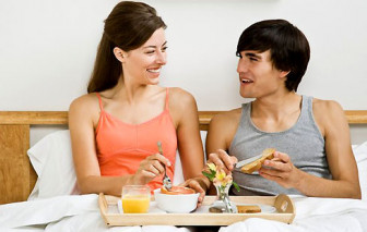 Tẩm bổ cho chàng mạnh mẽ trên giường