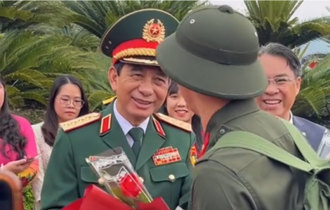 Đại tướng Phan Văn Giang ân cần hỏi thăm tân binh lên đường nhập ngũ