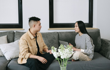 Talkshow: Vợ chồng hài hước cùng lướt muộn phiền