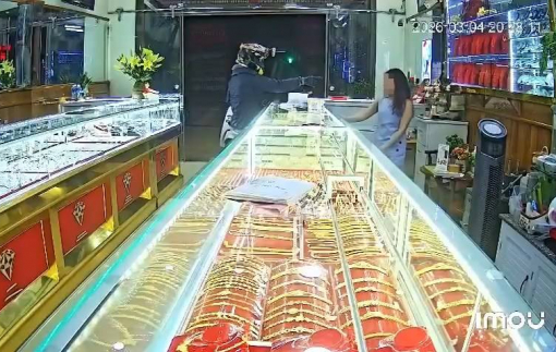 Người đàn ông bịt kín mặt xông vào tiệm vàng với nhiều hành động lạ