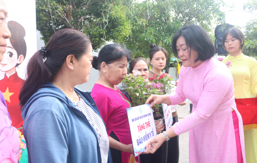 Phường Thủ Đức tặng quà 8/3 cho phụ nữ có hoàn cảnh khó khăn