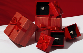 Tưởng bạn gái hiểu chuyện, nào ngờ lại là chiêu "bào quà" tinh vi