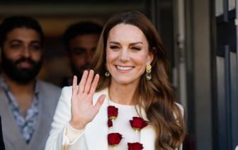 Công nương Kate Middleton rạng rỡ với phong cách thanh lịch trong chuyến thăm Leicester