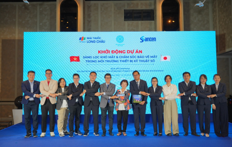 Long Châu tầm soát khô mắt miễn phí trên toàn quốc