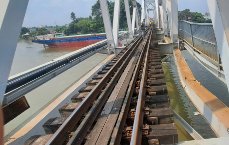 Sự cố sà lan va chạm cầu Ghềnh: 1500 hành khách được bố trí trung chuyển