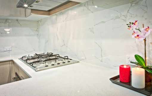 Cách làm sạch vết bẩn trên mặt bàn đá bếp đúng cách