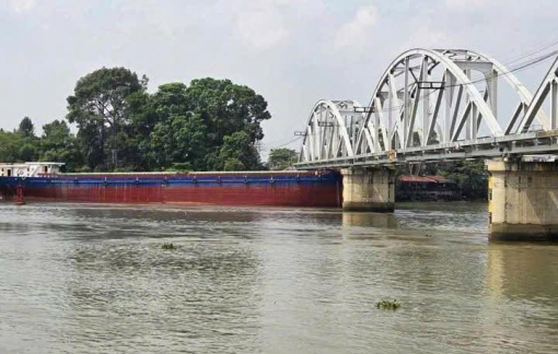 Sà lan va chạm, mắc kẹt dưới gầm cầu Ghềnh