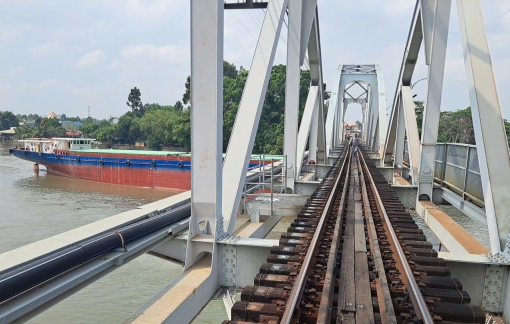 Sà lan va chạm cầu Ghềnh, đường sắt chuyển tải 1.500 hành khách bằng ô tô