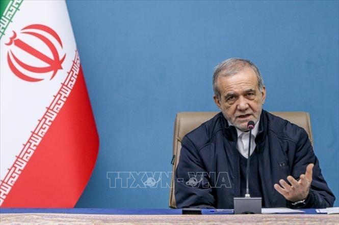 Phát biểu ngày 7/3/2026, Tổng thống Iran Masoud Pezeshkian đã xin lỗi các quốc gia trong khu vực từng bị Iran tấn công trong thời gian xung đột, đồng thời thông báo quyết định của Hội đồng Lãnh đạo lâm thời Iran rằng sẽ không có thêm các cuộc tấn công nhằm vào các nước láng giềng và sẽ không phóng tên lửa, trừ khi một cuộc tấn công nhằm vào Iran xuất phát từ những quốc gia đó. (Trong ảnh: Tổng thống Iran Masoud Pezeshkian phát biểu tại một sự kiện. Ảnh: IRNA/TTXVN)