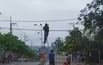 CSGT Quảng Ngãi xử phạt tài xế xe biển xanh chở người sau thùng xe sai quy định