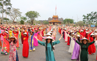 Phụ nữ Huế hòa cùng ngày hội “Rực rỡ tháng 3”