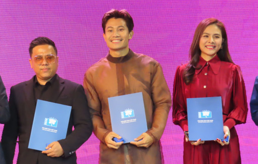Đạo diễn Lê Thanh Sơn, diễn viên Vân Trang và Phương Nam cùng nhận niềm vui mới