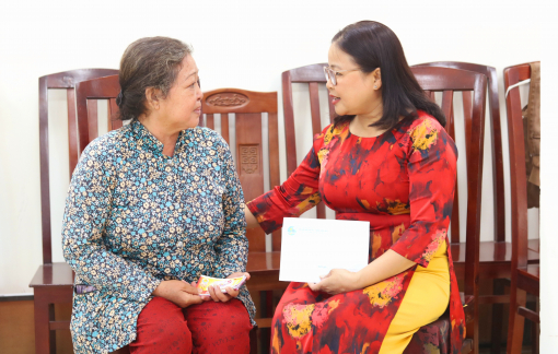 Phường Bình Hưng Hòa trao tặng vốn hỗ trợ phụ nữ làm ăn