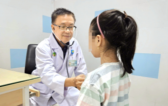 Nắng nóng xen kẽ mưa: Nguy cơ gia tăng bệnh truyền nhiễm ở trẻ