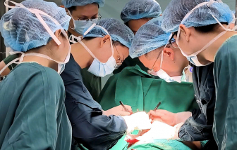 Nữ Việt kiều hoại tử ngực sau khi nâng cấp vòng 1