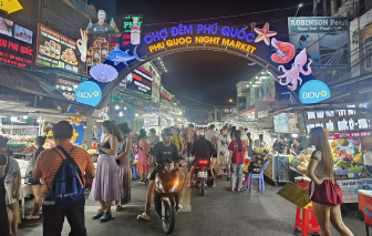 Tiểu thương chợ đêm Phú Quốc chạy máy phát điện để tiếp tục kinh doanh