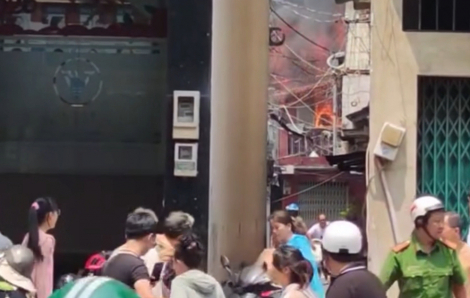 Cháy dãy nhà khu Cây Gõ ở TPHCM, người dân ôm đồ tháo chạy