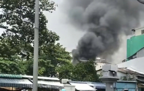 Cháy nhà trong hẻm nhỏ gần cầu vượt Cây Gõ