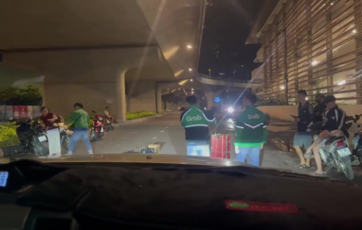 Công an mời người đàn ông mặc áo Grab đập phá đồ đạc ở ga T3