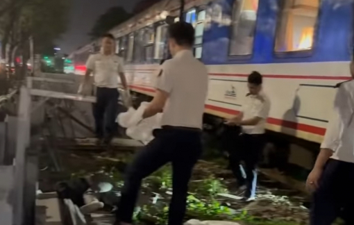 Va chạm với tàu hỏa ở Hà Nội, nam tài xế tử vong tại chỗ