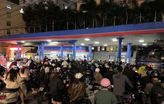 Giữa đêm, người dân Hà Nội xếp hàng dài mua xăng dù nguồn cung không hề thiếu