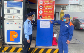 QLTT Đà Nẵng niêm yết số hotline tại 289 cây xăng chống găm hàng, tăng giá