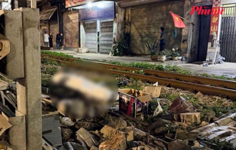 Ngổn ngang hiện trường xe máy va chạm với tàu hỏa ở Hà Nội, 1 người tử vong tại chỗ