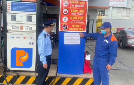 QLTT Đà Nẵng niêm yết số hotline tại 289 cây xăng chống găm hàng, tăng giá