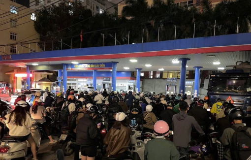 Giữa đêm, người dân Hà Nội xếp hàng dài mua xăng dù nguồn cung không hề thiếu